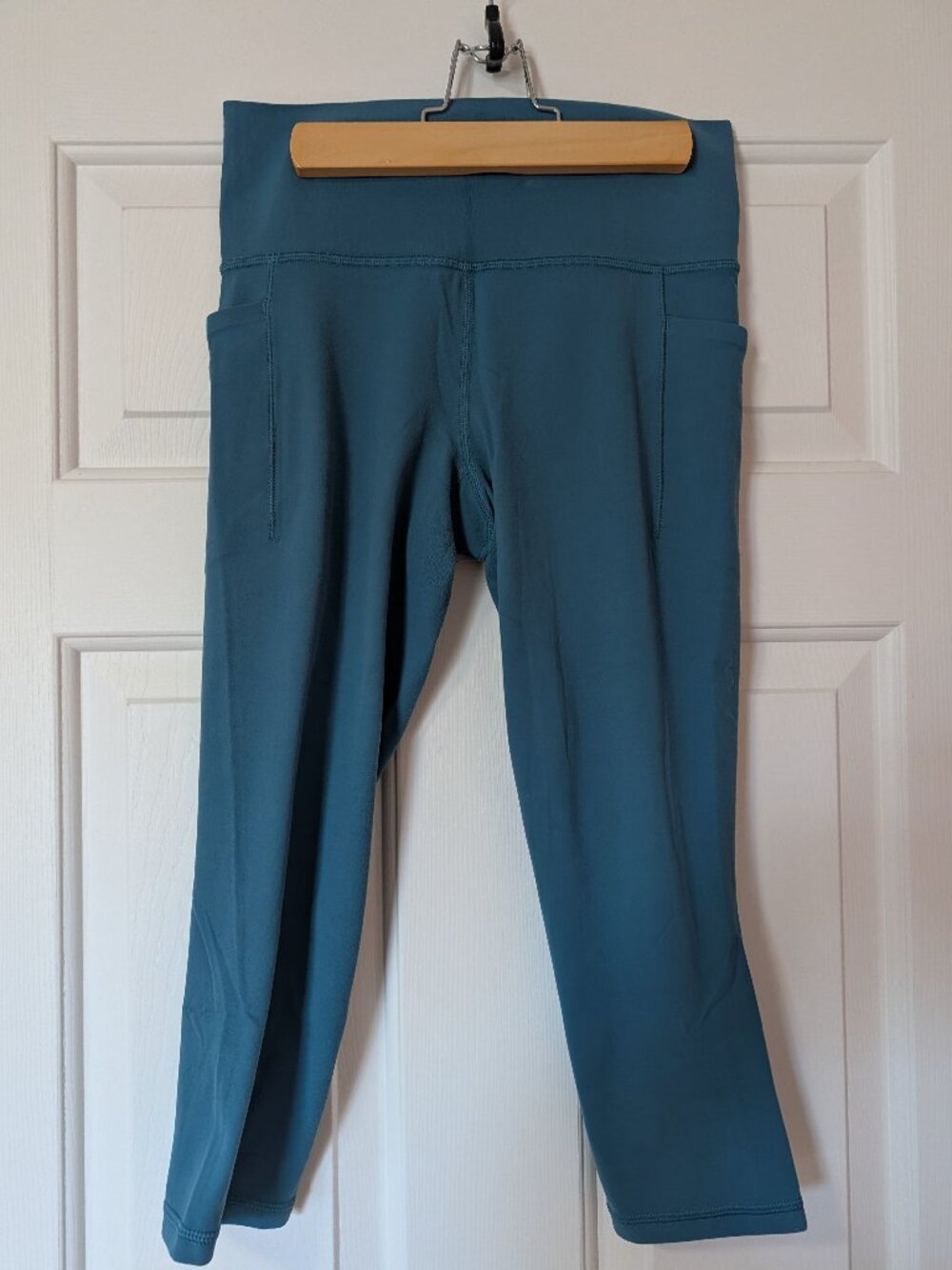 Athleta salutation stash pocket Capri Pant- Teal - Small